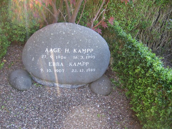 Billede af gravsten på Borre Kirkegård