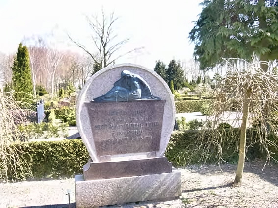 Billede af gravsten på Herning Vestre Kirkegård