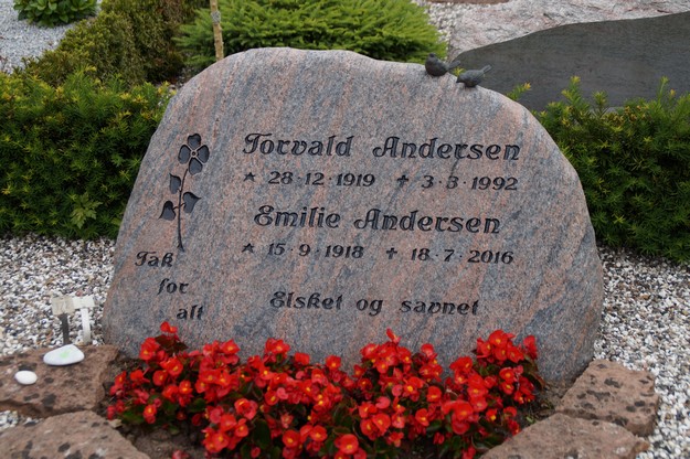 Billede af gravsten på Herning Vestre Kirkegård