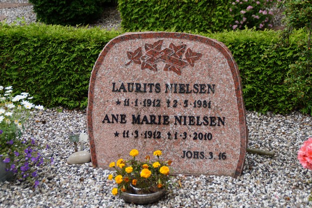 Billede af gravsten på Herning Vestre Kirkegård