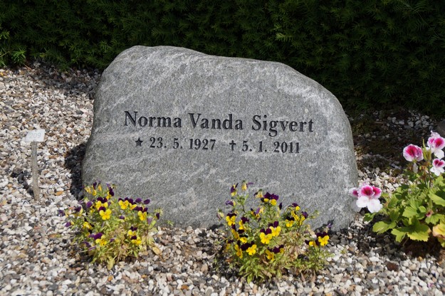 Billede af gravsten på Herning Vestre Kirkegård