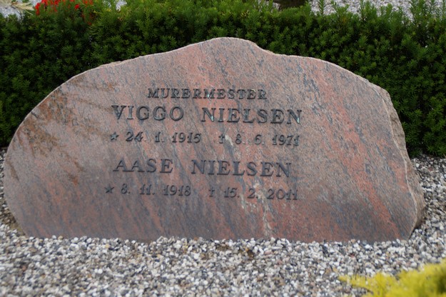 Billede af gravsten på Herning Vestre Kirkegård
