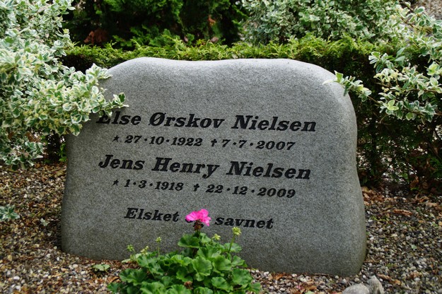 Billede af gravsten på Herning Vestre Kirkegård