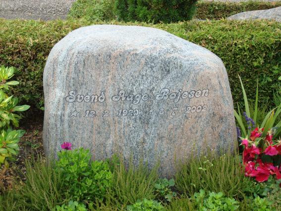 Billede af gravsten på Sennels Kirkegård