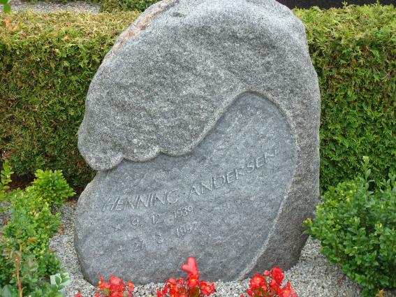 Billede af gravsten på Sennels Kirkegård