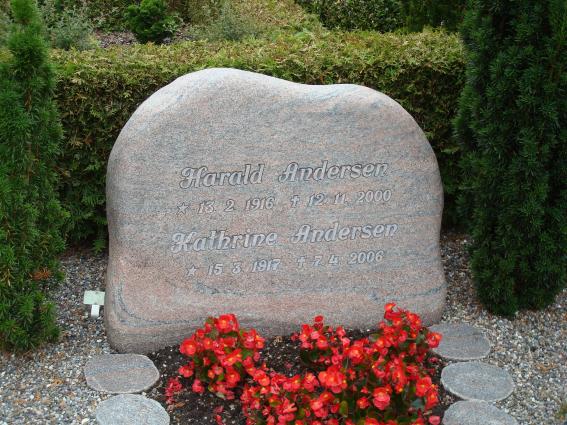 Billede af gravsten på Sennels Kirkegård