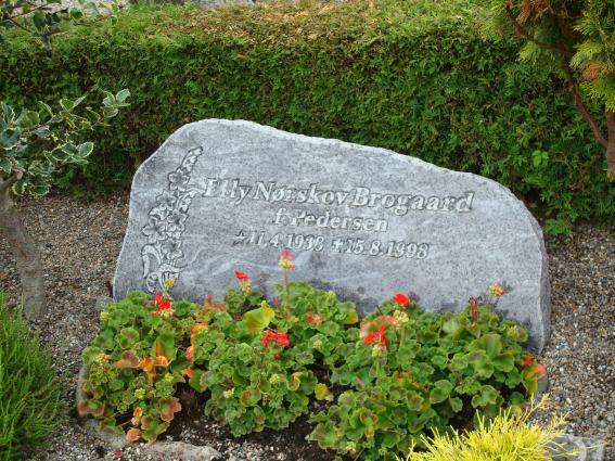 Billede af gravsten på Sennels Kirkegård