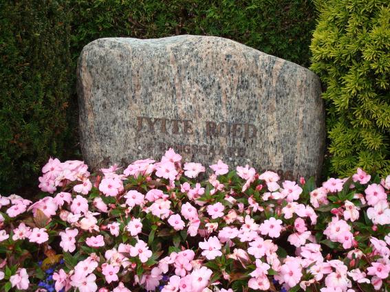 Billede af gravsten på Sennels Kirkegård