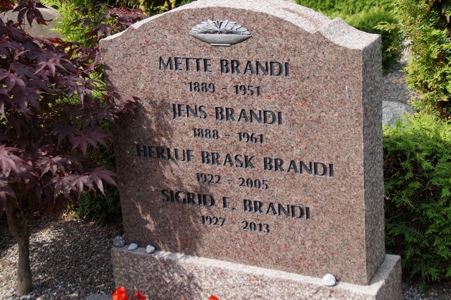 Billede af gravsten på Sennels Kirkegård