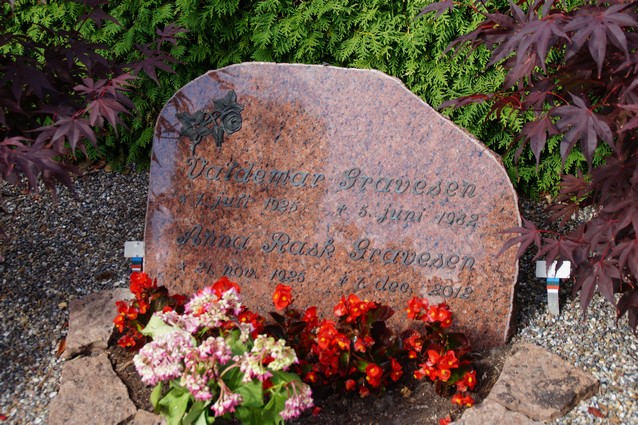 Billede af gravsten på Sennels Kirkegård